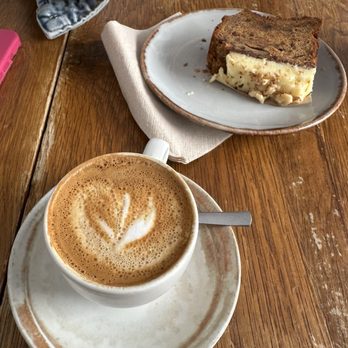 Inform Café - Macchiato and carrot cake - Cafes Near Me - Paris Inform Café - Macchiato and carrot cake - Cafes Near Me - Paris
