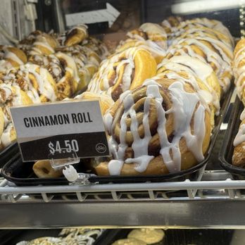 Linn's Restaurant - cinnamon rolls on display - American Near Me - Cambria, California