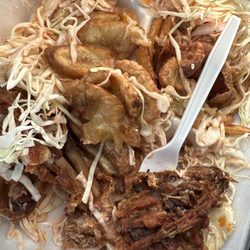Catrachito - No me gustó, primera  y última vez k compro , el pollo huele mal  y casi quemado,las tajadas dulces.  No gracias