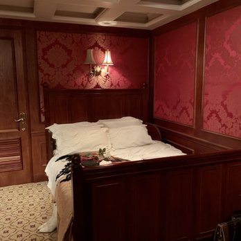 Titanic - Titanic: The Artifact Exhibition... First Class Cabin - Museums Near Me - Las Vegas, Nevada