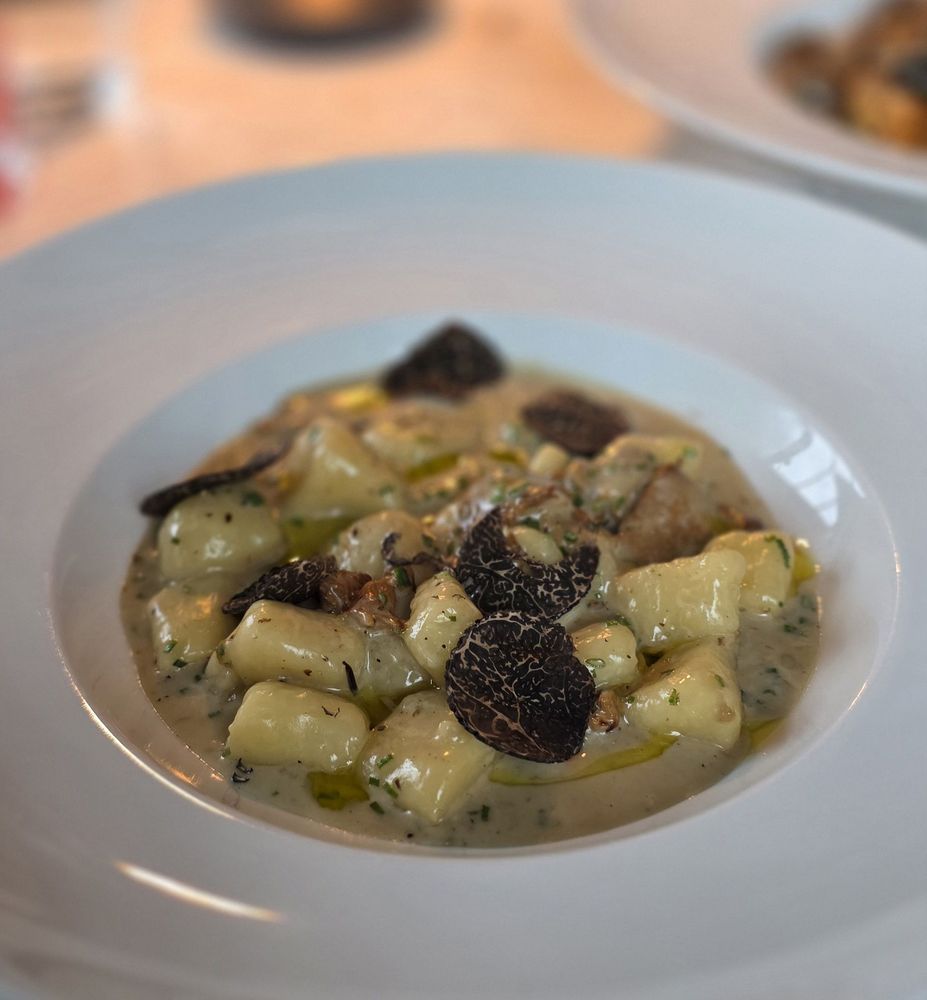 Greystones Restaurant & Lounge Logo