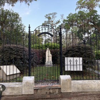 Bonaventure Cemetery - Beautiful family plot at Bonaventure Cemetery. - Funeral Services & Cemeteries Near Me - Savannah, Georgia Bonaventure Cemetery - Beautiful family plot at Bonaventure Cemetery. - Funeral Services & Cemeteries Near Me - Savannah, Georgia