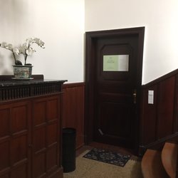 Dr. med. Julia Seiler - Praxiseingang vom Treppenhaus aus