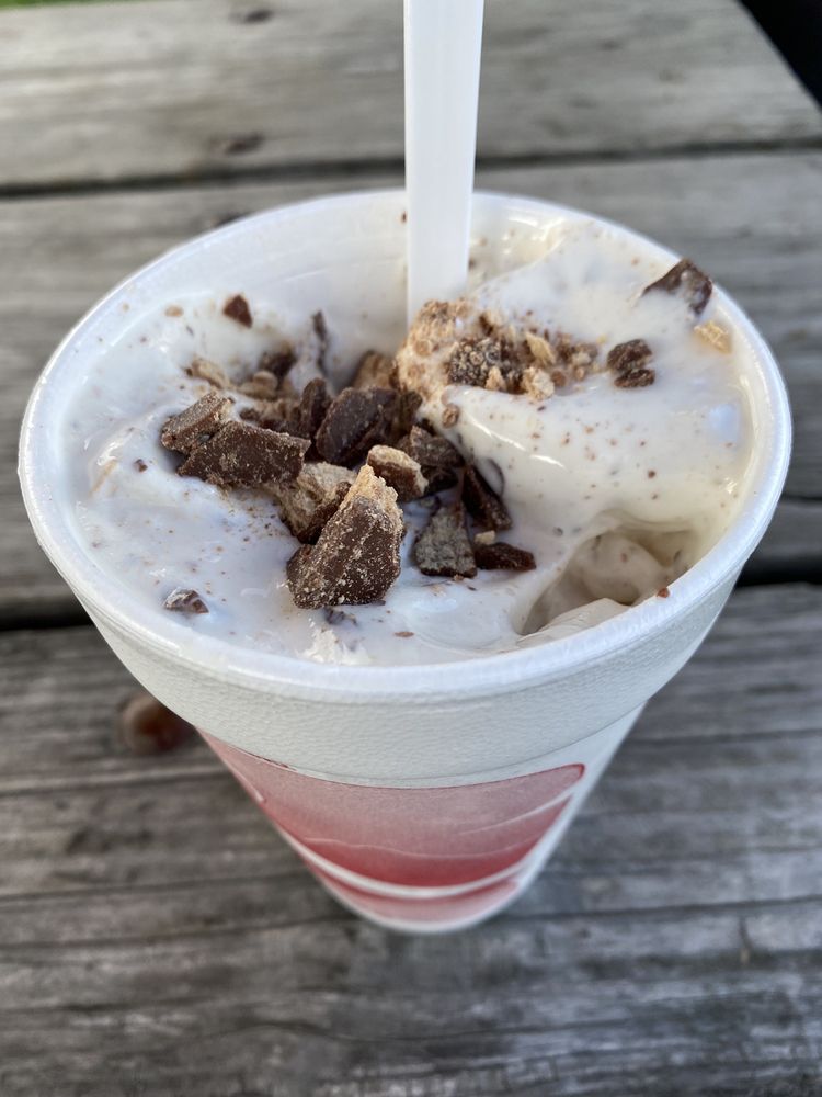 SCOOPS & MORE ICE CREAM EMPORIUM Updated September 2024 528 W River