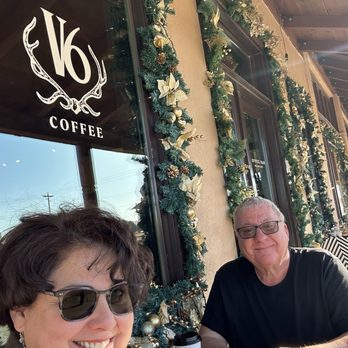 V6 Coffee Bar - Beautiful decorations for the holidays. - Coffee & Tea Near Me - Marathon, Texas