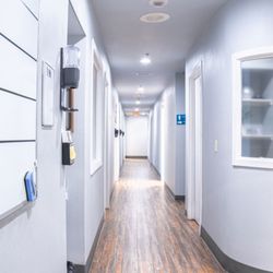 Valley Foot & Ankle Specialty Providers - Valley Foot & Ankle patient room hallway