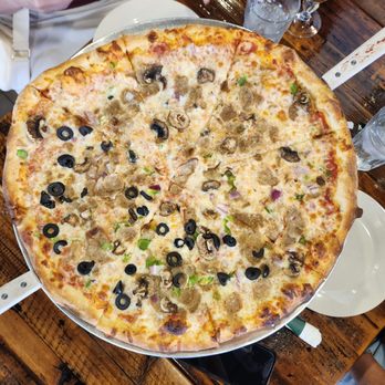 Cucina Pizza & Bar - Sharing a large pizza was plenty - Salad Near Me - Orlando, Florida