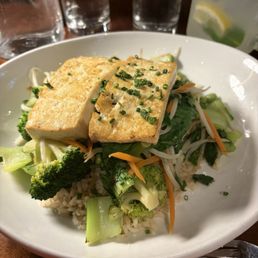 Gain bowl with tofu, hot and tasty! Rice, bok choi, carrots, sprouts, broccoli, edamame Gain bowl with tofu, hot and tasty! Rice, bok choi, carrots, sprouts, broccoli, edamame