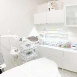 Genuine facial treatments and advanced facial treatments such as Microdermabrasion, Chemical Peel, Microcurrent Facelift, Oxygen Facial