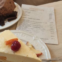 Café Hotel Klapperburg - Schokokuchen und Joghurtkuchen