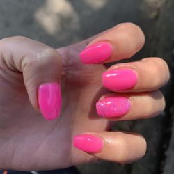 Lashlabnyc - Neon pink with glitter accent nail