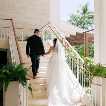 Aloha Bridal Connections - Photo by Megan Moura - Wedding Planning Near Me - Honolulu, Hawaii