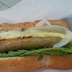 Mobile Fischräucherei Uwe Duczmal - Fischbrötchen mt Makrelenfilet, frischer Zwiebel und Remoulade