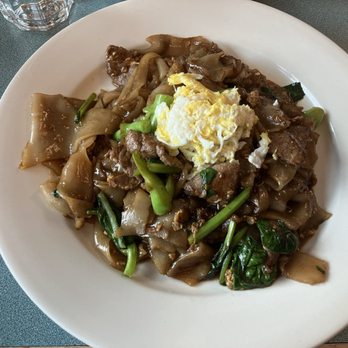 Happy Thai - Pad See Ew with beef - Thai Near Me - Fairfax, Virginia Happy Thai - Pad See Ew with beef - Thai Near Me - Fairfax, Virginia