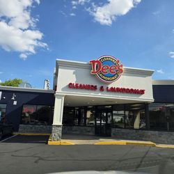 Dee's Cleaners & Laundromat - Outside