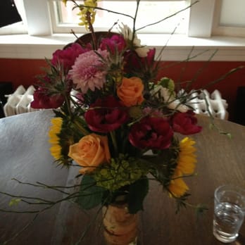 Marguerite Gardens - $100 arrangement including $17 for vase and $10 for delivery. - Florists Near Me - Chicago, Illinois