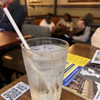 Jubilee Oak - Lemonade - verrry English - Pubs Near Me - Crawley, WSX Jubilee Oak - Lemonade - verrry English - Pubs Near Me - Crawley, WSX