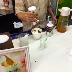 Yoguratto! Rico, liviano, yogur helado - Cuando entré no había nadie y el señor estaba en la compu. La barra sucia y atrás todo desacomodado. Gran NO NO