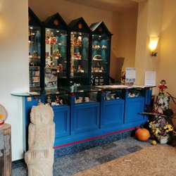 Buntes Haus - Vitrinen im Rezeptionsbereich