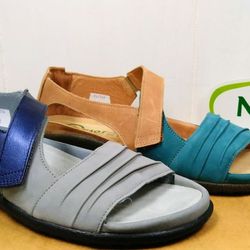 Conreco Shoes - Company: Naot
Style: Papaki
Color: (Right) Khaki/Teal (Left) Navy/Grey