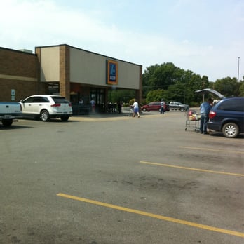 ALDI - a parking lot full of cars and people - Grocery Near Me - Effingham, Illinois