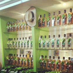 Mezcal Benevá - Una foto al interior de la tienda.