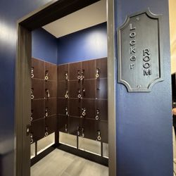 Zelene Head Spa - Locker room