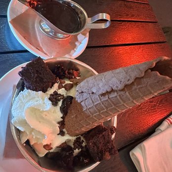 The Smith - Hot fudge sundae - New American Near Me - New York, New York The Smith - Hot fudge sundae - New American Near Me - New York, New York