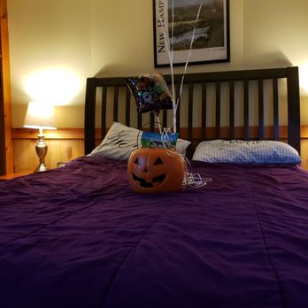 Montaup Cabins - Our cabin! I brought the candy bucket as it was our anniversary and the bed linens are also mine. - Vacation Rentals Near Me - Woodstock, New Hampshire Montaup Cabins - Our cabin! I brought the candy bucket as it was our anniversary and the bed linens are also mine. - Vacation Rentals Near Me - Woodstock, New Hampshire