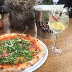 Pizza et Spritz à la française, avec de la liqueur Saint Germain à la place de l'Aperol)