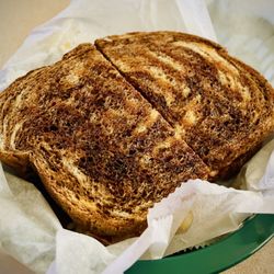Magoons Famous Delicatessen - Rueben