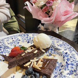 Pasqualino Fine Food Fine Wine - Flourless chocolate cake with gelato
