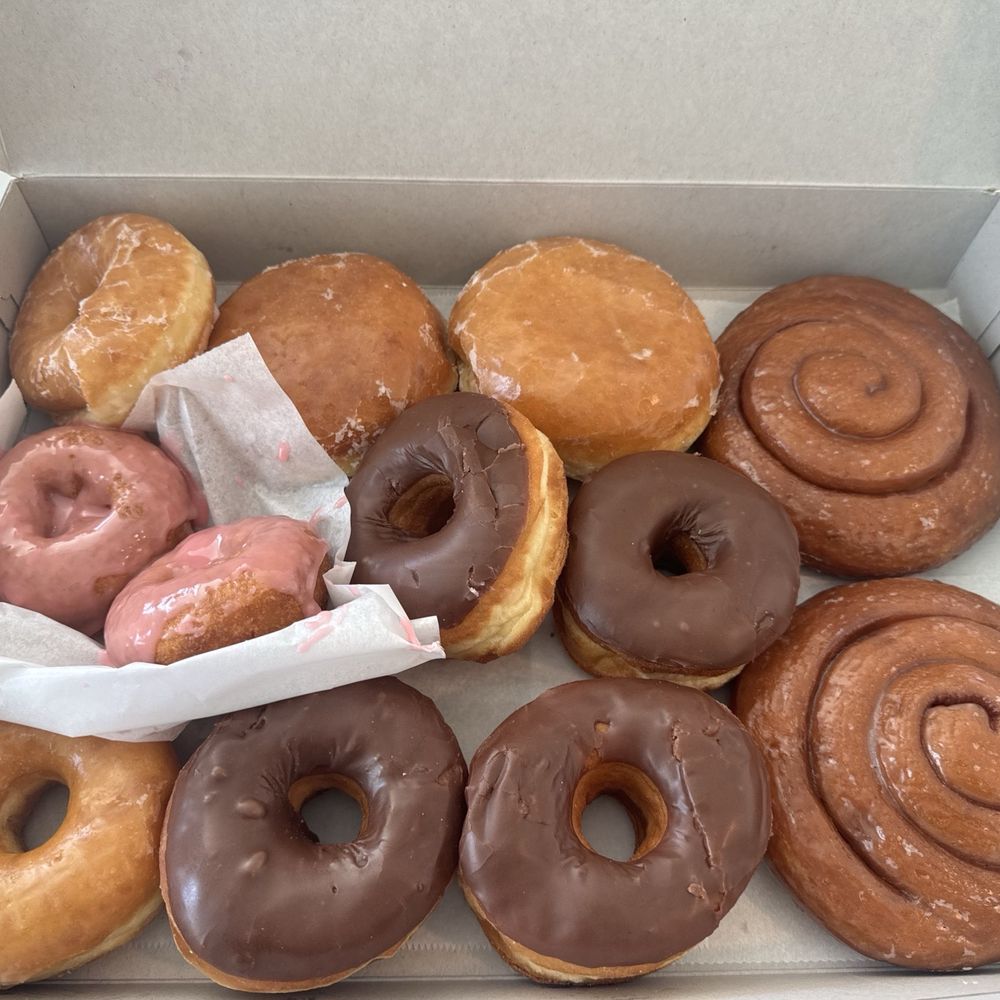 A dozen. 2 Glazed raised , 2 strawberry cake, 4 chocolate raised, 2 Jelly filled and 2 cinnamon rolls. A dozen. 2 Glazed raised , 2 strawberry cake, 4 chocolate raised, 2 Jelly filled and 2 cinnamon rolls.