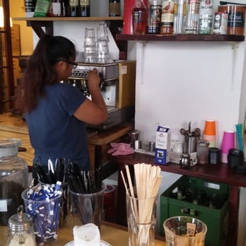 Kaffe Kaffe - Bliver skummet sødmælk til min cappuccino. - Cafes Near Me - København