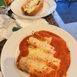 Michael Angelo's Italian Restaurant - Unbelievable manicotti, homemade cheese
