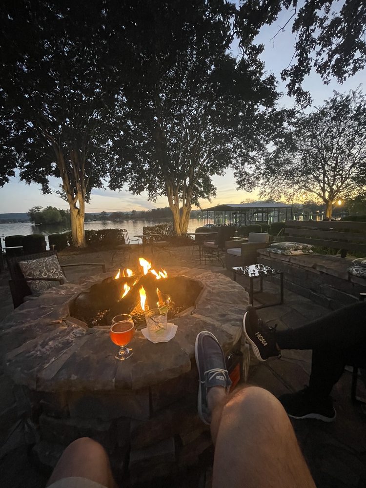 Lookout Point Lakeside Inn