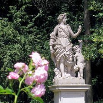 Rosengarten im Tiergarten - Flora mit Kind und blühenden Rosen davor. Sommer 2019.:) - Botanical Gardens Near Me