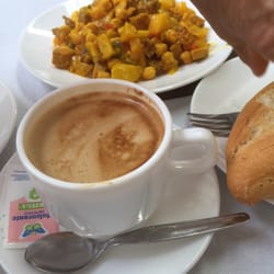 Los Rosales II - Cafe con leche desnatada, y 1/2 racion de Ropa Vieja con pan (€6.20)