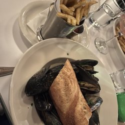 Woodford F & B - Mussels in garlic white wine sauce with fries