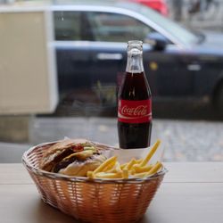 Tommi's Burger Joint - Menü: Burger, Pommes und Softdrink