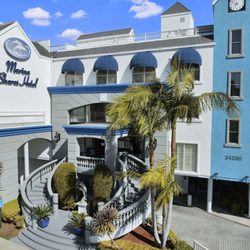 Best Western Plus Marina Shores Hotel - Marina Shores Hotel Grand Staircase