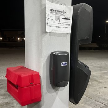 Speedway - First aid, Speedway deals flyer, hand sanitizer dispenser, and scrubber/squeegee and paper towel dispenser station - Gas Stations Near Me - Orlando, Florida