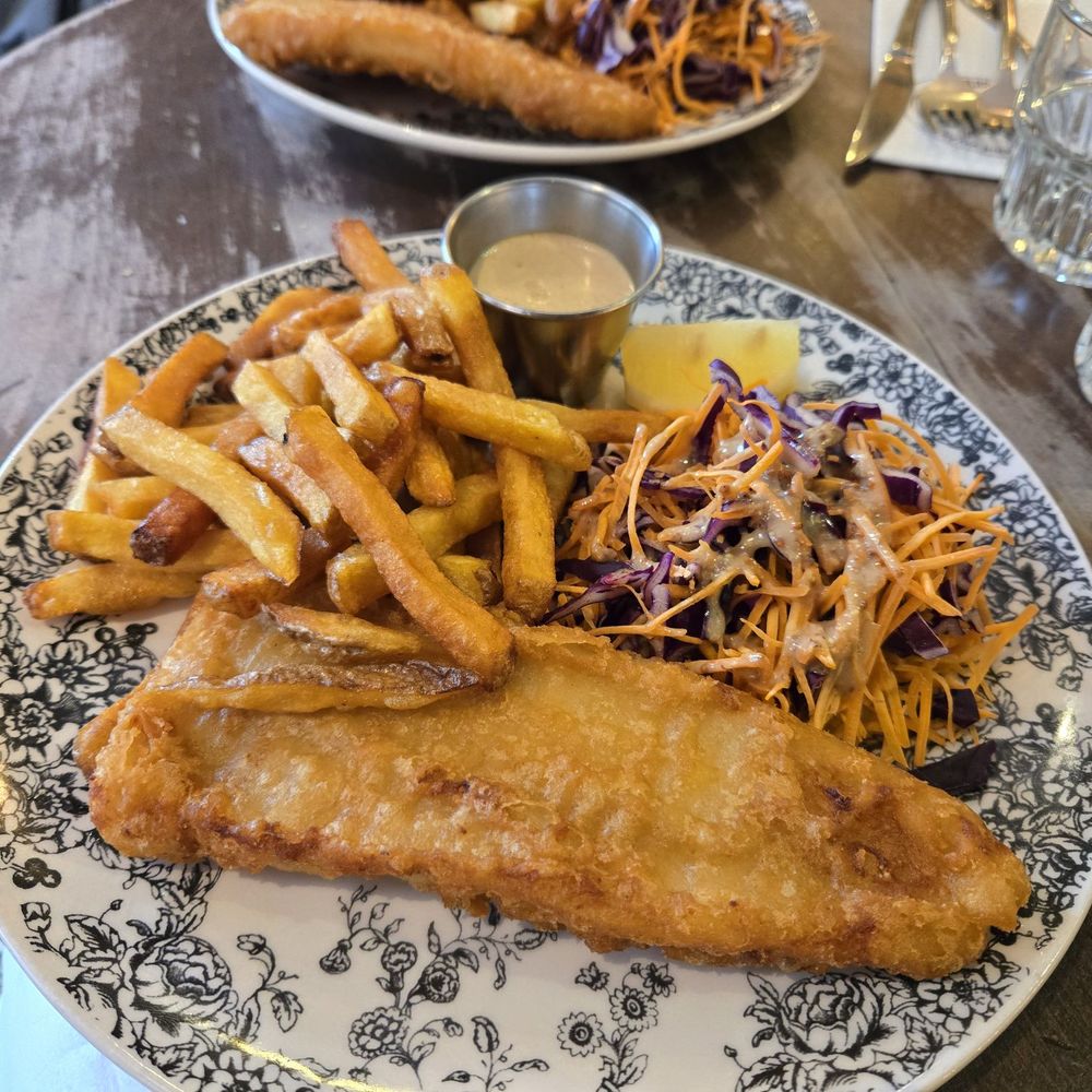 Aux Deux Ecus - Fish and chips with coleslaw - Brasseries Near Me - Paris 01, 75 Aux Deux Ecus - Fish and chips with coleslaw - Brasseries Near Me - Paris 01, 75
