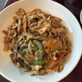 Bee Thai Kitchen - Chicken drunken noodles - Thai Near Me - Asheville, North Carolina