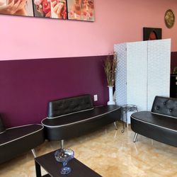 Golden Scissors - Waiting area