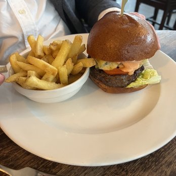 The Thomas Cubitt Belgravia - Burger - Gastropubs Near Me - London, XGL