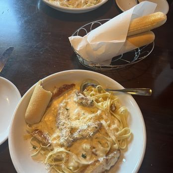 Olive Garden Italian Restaurant - Chicken Alfredo with breadsticks - Italian Near Me - Phoenix, Arizona Olive Garden Italian Restaurant - Chicken Alfredo with breadsticks - Italian Near Me - Phoenix, Arizona