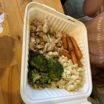 Homespun Kitchen - Bowl with chicken carrots broccoli and vegan cashew cheesy mac & cheese - Breakfast & Brunch Near Me - Atlantic Beach, Florida Homespun Kitchen - Bowl with chicken carrots broccoli and vegan cashew cheesy mac & cheese - Breakfast & Brunch Near Me - Atlantic Beach, Florida