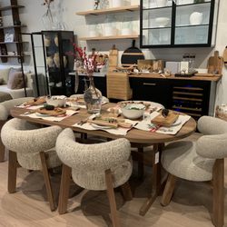 Accompli Home - Table with chairs, nice decorations