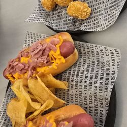 100 Montaditos - Hot dog with bacon and cheese and popcorn chicken
